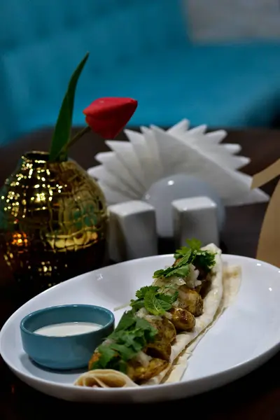 Geleneksel Türk ve Yunan yemek meze masası