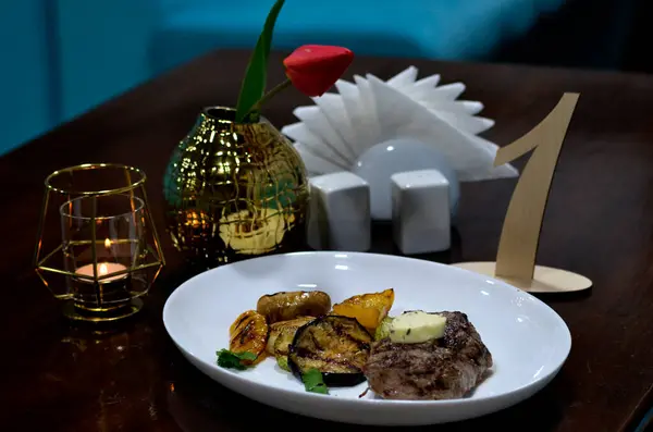 Bıçaklı bir tabak ve beyaz bir tabakta çatalla yakın çekim.