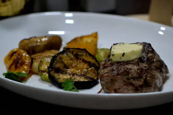 Sebze ve soslu ızgara et.