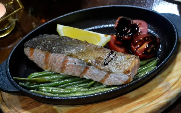 Sebzeli ve soslu ızgara somon.