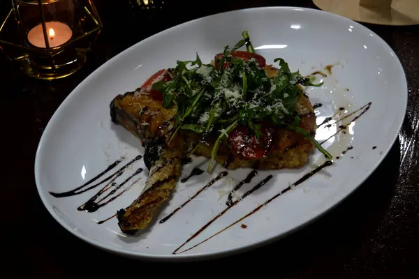 Sebze ve soslu ızgara balık.