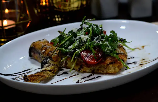 Lokantada leziz yiyeceklerin dikey çekimi.