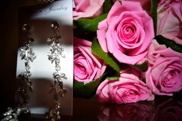 Düğün buketi ve alyans