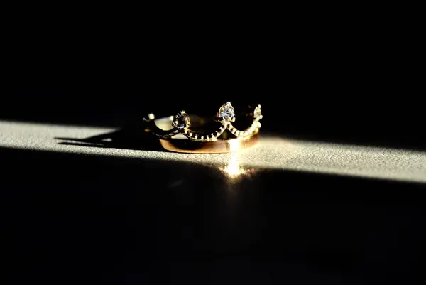 Siyah arka planda alyanslar