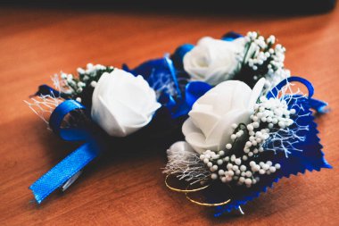 Masadaki düğün buketi.