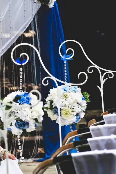 Gelin ve damat restoranda düğün için bekliyorlar..