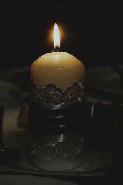 Siyah arkaplanda bir mum