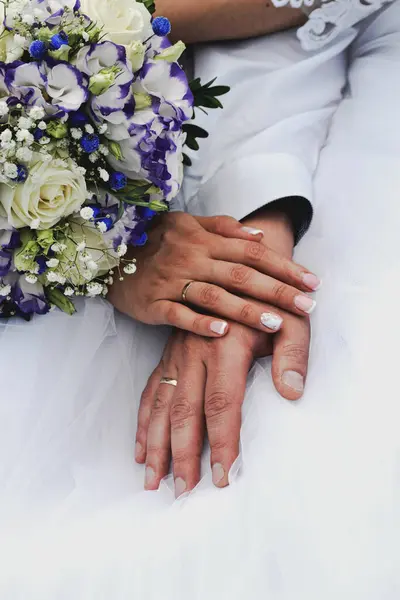 Gelin ve damadın elinde alyanslar, yaklaşın. yüksek kaliteli fotoğraf