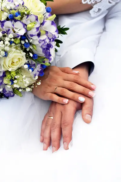 Gelin ve damat el ele tutuşuyorlar.