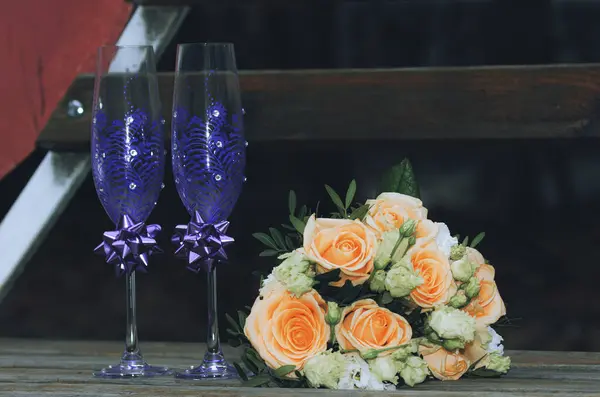 Bir buket gül ve bir kadeh şarap..