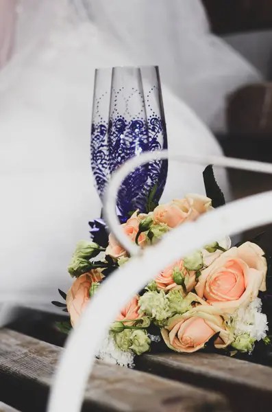 Masanın üzerinde güzel bir düğün buketi