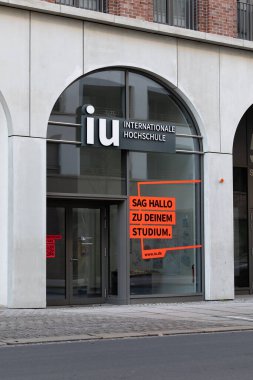 DRESDEN, ALMANY - 22. Şubat 2025: Uluslararası IU Hochschule logosu kampüs binasının ön cephesinde. Dresden şehrindeki uluslararası uygulamalı bilimler üniversitesi. Almanya 'da öğrenim.
