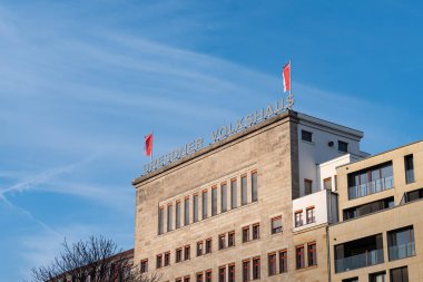 DRESDEN, ALMANY - 22. Şubat 2025: Dresdner Volkshaus şehir merkezindeki Schtzenplatz 'ın dış binası. Tarihi ev 1915 - 1916 yılları arasında inşa edilmiş ve mimarı Carl Fritz Richter 'dir..