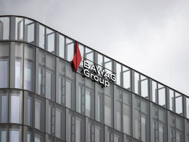VIENNA, AUSTRIA - 28. Temmuz 2024: BAWAG Grubu Avusturya 'daki bankanın logosu. Başkentin dışındaki ofis binası. Perakende bankacılık ve finans hizmetleri kurumun işidir.
