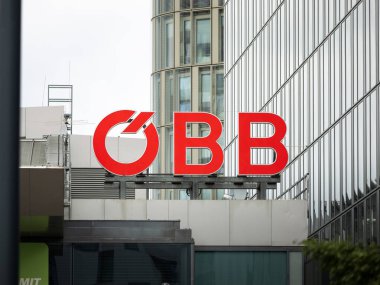 VIENNA, AUSTRIA - 28. Temmuz 2024: OBB logosu Oesterreichische Bundesbahnen (Avusturya Federal Demiryolları) şirketine aittir. Merkez istasyon binası girişi.