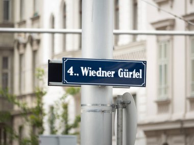 Viyana, Avusturya 'da Wiedner Guertel imzalı. Kılavuz ve navigasyon için kullanılan mavi plakalı bir sokak ismi. Şehrin içinde önemli bir altyapı var..