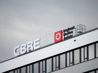 VIENNA, AUSTRIA - 28. Temmuz 2024: CBRE ve Bölgesel Medien Austria logosu bir ofis binasının dış tarafında. Emlak işi ve medya şirketi. Avrupa 'nın büyük işvereni.