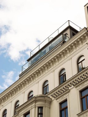 Eski binanın dış tarafında çatıda yeni bir balkon var. Cam ve modern malzemelerle lüks çatı katı dairesi. Avrupa 'da bir şehirde gayrimenkul yatırımı.
