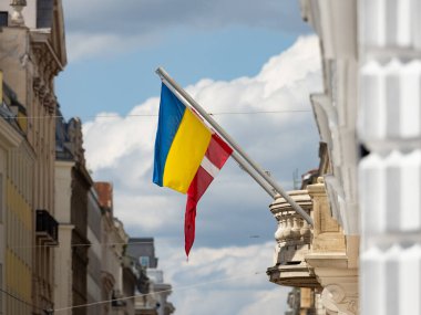 VIENNA, AUSTRIA - 28. Temmuz 2024: Danimarka Büyükelçiliği 'nin dış binasında Ukrayna ve Danimarka bayrağı. Avrupa 'da dayanışma, destek ve birlik sembolü.