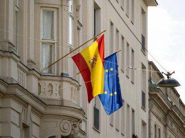 VIENNA, AUSTRIA - 28. Temmuz 2024: İspanya büyükelçiliğinde İspanya ve AB bayrağı. Avrupa ülkesi ve kültürünün diplomatik misyonu ve temsili.