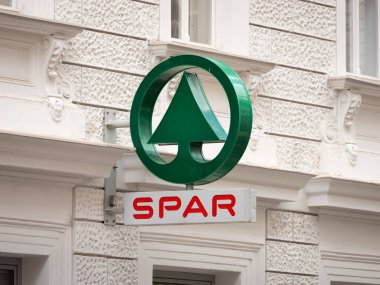 VIENNA, AUSTRIA - 28. Temmuz 2024: Hollanda 'nın perakende şubesindeki bayilik şirketinin spor logosu. Avrupa 'da bir bakkal. Süpermarket zincirinin reklamı.