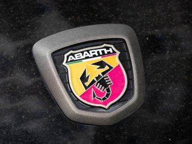 VIENNA, AUSTRIA - 28. Temmuz 2024: Abarth logosu yakın çekim imzası. İtalyan yarış arabası üreticisi amblemi. Akrep ikonun bir parçasıdır. Fiat 500 modeli üzerinde imza.