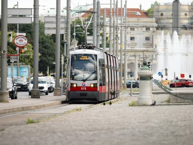 VIENNA, AUSTRIA - 28. Temmuz 2024: Prater Hauptallee 'ye giden birinci jenerasyonun Ultra Low Floor tramvayı (ULF). Viyana 'da toplu taşıma aracı.