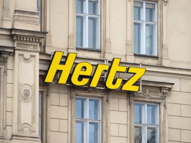 VIENNA, AUSTRIA - 28. Temmuz 2024: Amerikan araba kiralama şirketinin Hertz logosu. Ulaştırma ve turizm sektöründe iş. Bir ofis binasının dışı..