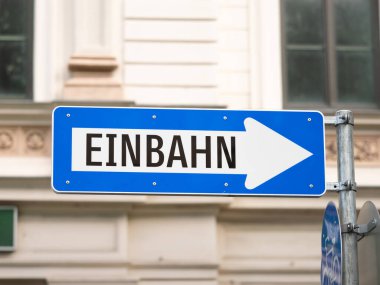 Avusturya 'da tek yönlü sokak işareti 