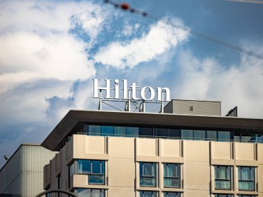 VIENNA, AUSTRIA - 29. Temmuz 2024: Hilton Viyana Parkı 'nın dışındaki otel binasında Hilton logosu işareti. Konukseverlik sektöründe çok uluslu bir şirket. Avrupa 'da turizm için 5 yıldızlı otel.