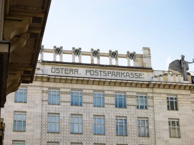 VIENNA, AUSTRIA - 28. Temmuz 2024: Binanın dış tarafında Oesterreichische Postsparkasse (Avusturya posta tasarruf bankası) imzası bulunuyor. Postsparkassenamt binasının dış cephesi..