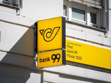 VIENNA, AUSTRIA - 28. Temmuz 2024: Avusturya bankasının logosu. Viyana 'da bir şube. Kornanın sarı simgesi reklam olsun diye binanın ön cephesine monte edilmiş..