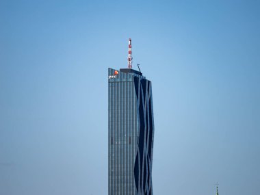 VIENNA, AUSTRIA - 29. Temmuz 2024: Donau Şehir Kulesi (DC Kulesi 1) dış tarafında PwC logosu olan kule. Mavi gökyüzünün önündeki gökdelen mimarisi. Viyana 'nın iç kesimlerinde bir yer..