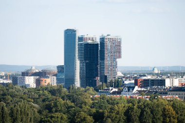 VIENNA, AUSTRIA - 29. Temmuz 2024: Başkentte Trilple Towers mimarisi. Yüksek binalar bir sürü yaşam alanı sunuyor. Erdberg ilçesinde yer almaktadırlar..