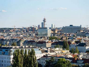 VIENNA, AUSTRIA - 29. Temmuz 2024: Arsenal iletişim kulesiyle Viyana şehir manzarası. Yaz sezonunda Avusturya 'nın başkenti. Kentsel mimaride hava görüntüsü.