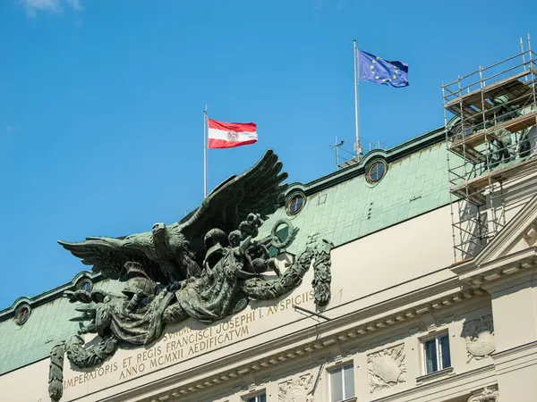 VIENNA, AUSTRIA - 28. Temmuz 2024: Stubenring caddesinde Kriegsministerium (Savaş Bakanlığı) dış bina. Ön cephedeki bronz heykelin yakın çekimi. Çift başlı kartal bir sanat eseridir..