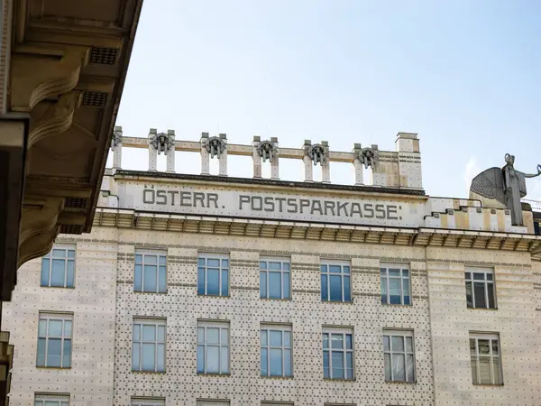 VIENNA, AUSTRIA - 28. Temmuz 2024: Binanın dış tarafında Oesterreichische Postsparkasse (Avusturya posta tasarruf bankası) imzası bulunuyor. Postsparkassenamt binasının dış cephesi..