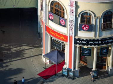 VIENNA, AUSTRIA - 29. Temmuz 2024: Madame Tussauds Wien ve Magic World Viyana girişi. Prater lunaparkında boş zaman aktiviteleri inşa etmek.