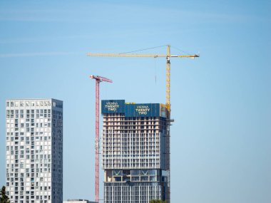 VIENNA, AUSTRIA - 30. Temmuz 2024: Viyana 22 şantiyesi. Gökdelen binası inşa edildi. Ham yapıya iki büyük vinç monte edilir..