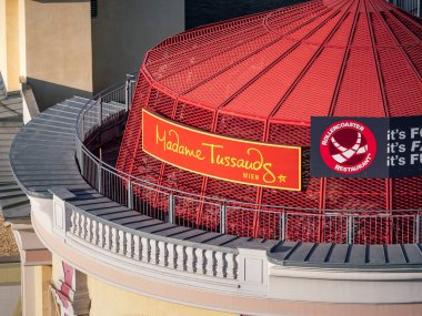 VIENNA, AUSTRIA - 29. Temmuz 2024: Madame Tussauds Wien bir binanın dış tarafında imza attı. Prater Lunaparkı 'ndaki ünlü balmumu heykeller müzesi. Logonun yakın plan görüntüsü.