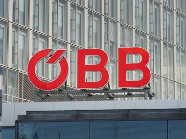 VIENNA, AUSTRIA - 1. Ağustos 2024: Devlet kuruluşu Oesterreichische Bundesbahnen 'in (Avusturya Federal Demiryolları) OBB logosu. Merkez istasyon binası girişi.