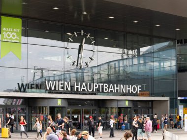 VIENNA, AUSTRIA - 1. Ağustos 2024: Viyana Merkez İstasyonu (Wien Hauptbahnhof) girişi. Binanın önündeki kalabalık alan dışa doğru. Başkentteki ana tren istasyonu..