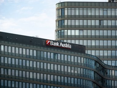 VIENNA, AUSTRIA - 1. Ağustos 2024: Bank Austria bir ofis binasının logosu. Şirket UniCredit Bank Austria 'nın bir markasıdır. Çok uluslu finansal hizmetler.