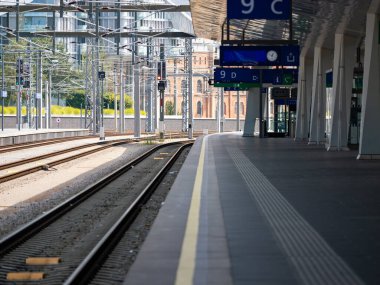 VIENNA, AUSTRIA - 1. Ağustos 2024: Viyana Merkez İstasyonu (Wien Hauptbahnhof) demiryolu platformu. Rayların yanındaki boş bekleme alanı. Avrupa 'da toplu taşıma.