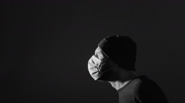 Cerrahi maske takarak yavaş çekimde hapşırmak. Yüz maskesi, havaya damlacık salınımını engelliyor. Enfeksiyon riskini azaltıyor..