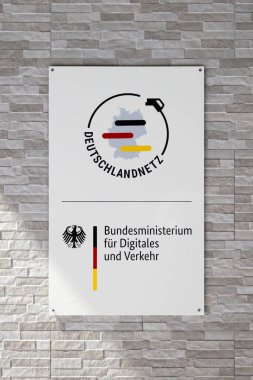 UYARI MERİTZ, ALMANY - 5. Ocak 2025: Deutschlandnetz (Alman şarj altyapısı) yakın çekimde imzaladı. Elektrik hareketliliğine dönüşmek için daha fazla yük istasyonu inşa etmek için devlet desteği.