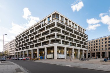 DRESDEN, ALMANY - 6. Nisan 2025: MaryAnn apartmanı Postplatz bölgesinde. Şehir merkezindeki mimarinin modern ön cephesi. Adler Grubu 'nun bir konut projesi.