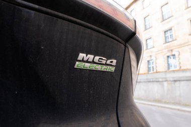 DRESDEN, ALMANY - 12. Nisan 2025: MG 4 Elektrik amblemi yakın plan görüntüde. Bir Çin aracının dış tarafında araba modeli logosu. Arka taraftaki BEV 'nin adı.