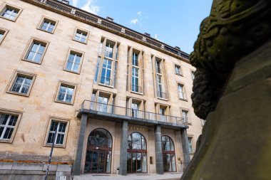 DRESDEN, ALMANY - 6. Nisan 2025: Rathaus (belediye binası) hükümet binasının girişi. Saksonya 'daki eyalet başkentinin eski kasabadaki Dr. Kuelz-Ring caddesindeki yönetimi..