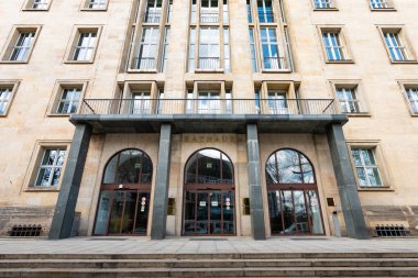 DRESDEN, ALMANY - 6. Nisan 2025: Rathaus (belediye binası) binanın girişi. Saksonya 'daki eyalet başkentinin eski kasabadaki Dr. Kuelz-Ring caddesindeki yönetimi..